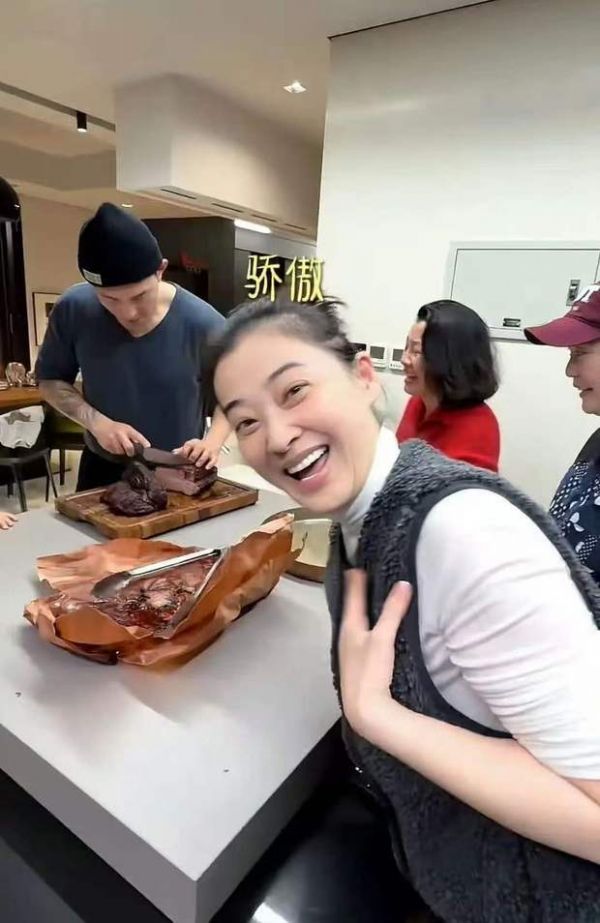 梅婷笑容灿烂满是骄傲。