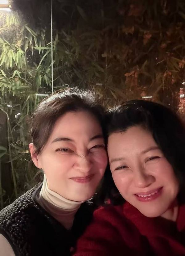 梅婷刘琳贴脸自拍,氛围超欢乐。