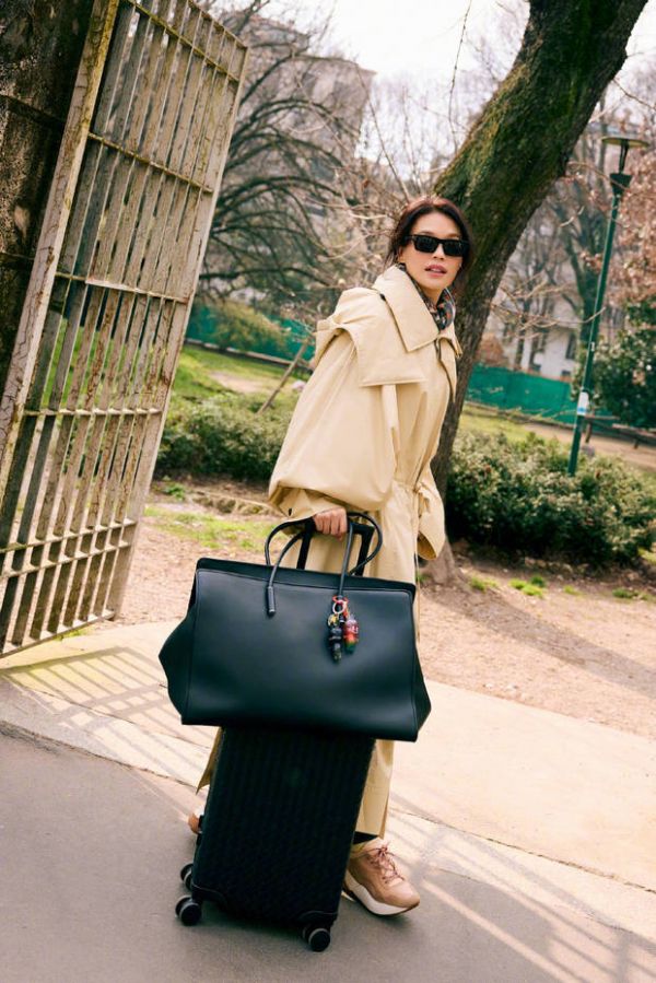 搜狐娱乐讯 近日，舒淇一组米兰街拍曝光。她穿卡其色风衣，拎黑包，随性又飒爽，尽显松弛时髦感。