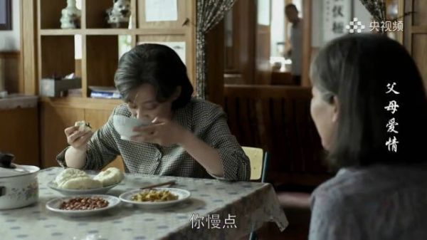 父母爱情:安杰在德华家狂吃包子,老丁小气鬼故意噎她,郭涛 梅婷