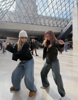 阿Sa容祖儿在卢浮宫跳舞 尽情玩耍表情可爱