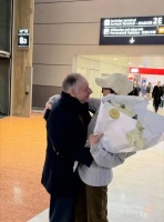 杨紫琼在机场与老公拥吻 两人感情热烈浪漫