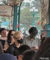 “关谷神奇”大变样！王传君带娃游迪士尼被偶遇，沧桑造型引热议