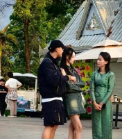 黄子韬和徐艺洋出门游玩被偶遇，徐艺洋身材高挑，颜值真的很高