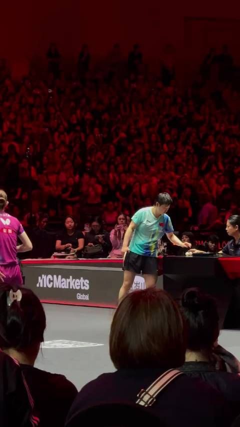 孙颖莎vs早田希娜现场，一位球迷大哥的带喊太给力了 漂亮的最后一球