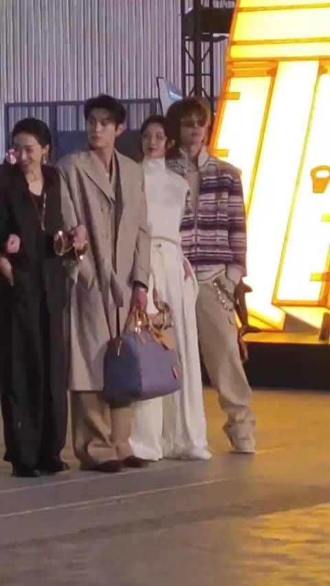 “巩俐一出来这个气场啊，穿搭真的无敌了，我鸡皮疙瘩都起来了”