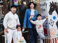 人生赢家！中国奥运五金王晒全家福，娇妻生二胎后逆生长明艳动人