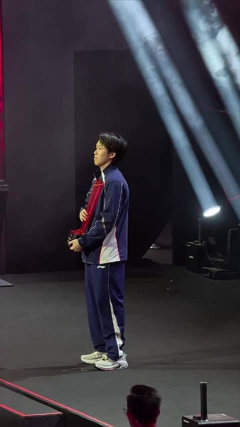 王楚钦孙颖莎夺冠后自拍互动,粉丝大笑抢镜