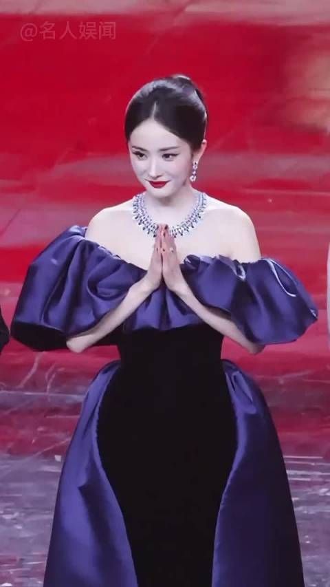 颁奖礼突发意外看临场反应，王一博霸气眼神杀，杨幂被踢裙肖战来解围