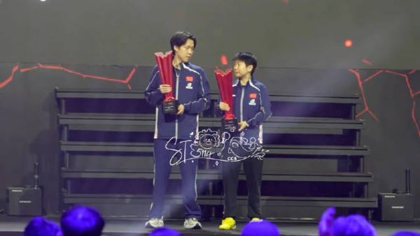 王楚钦孙颖莎马年首冠,赛场互动引关注