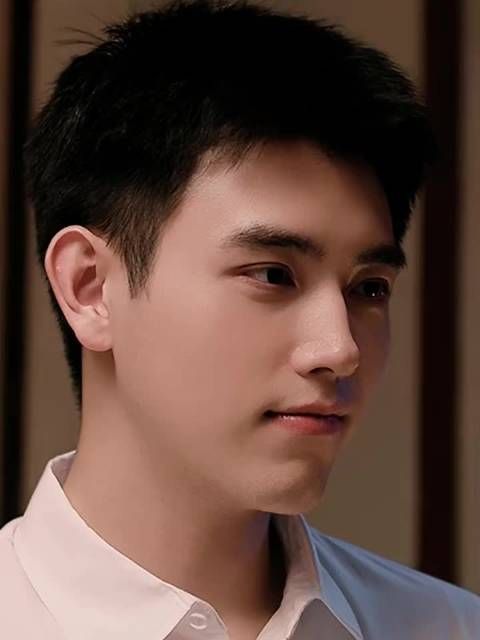 陈飞宇新剧《纯真年代》热播，配角王天辰意外出圈