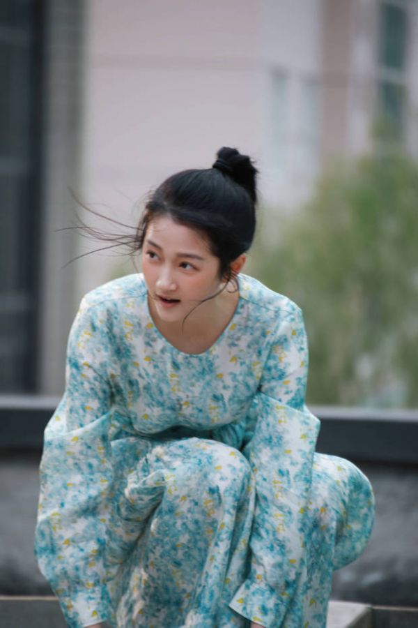 关晓彤发丝轻扬，俏皮少女感满满。