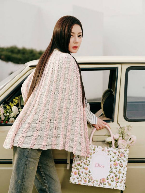 迪丽热巴转身回眸,复古灵动。