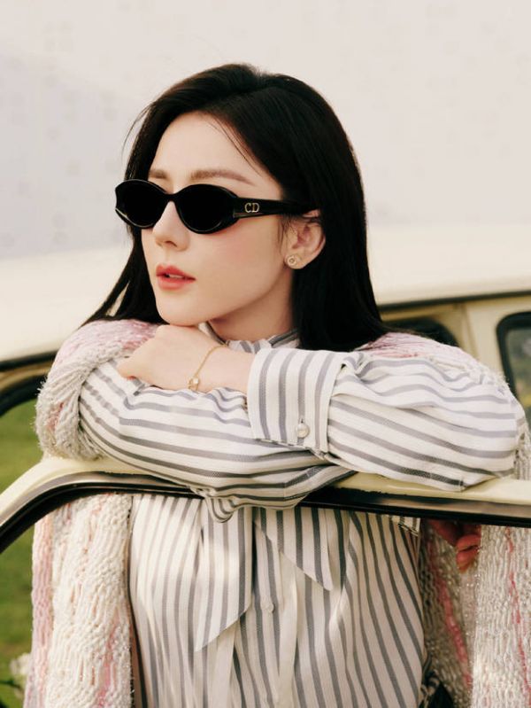 迪丽热巴倚在复古车旁,慵懒又精致。