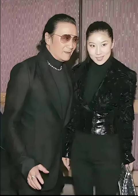 谢贤与小49岁女友同框似老板秘书,与前妻狄波拉同框如两代人