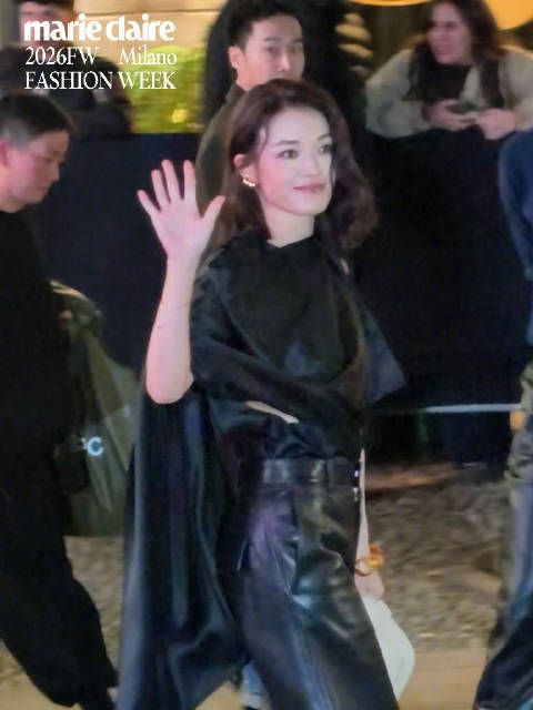 舒淇又轻轻地用美貌发出暴击 舒淇下车进入秀场,这就是想象中下车的样子