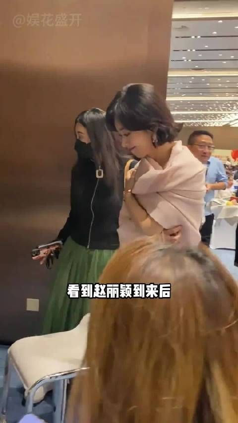 邓超李幼斌李雪健同框，路人镜头捕捉明星互动细节