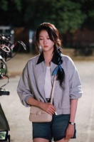 关晓彤蓝色碎花裙造型灵动俏皮