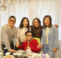 张家辉夫妇向前辈白雪仙拜年，61岁关咏荷打扮优雅，状态超显年轻