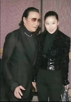 谢贤与小49岁女友同框似老板秘书,与前妻狄波拉同框如两代人