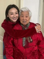 TVB当家花旦内地素颜被捕获，一举动暴露真实人品，挤公交接地气