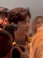 面对暴风雨般的闪光灯这个肖战就这样一直萌笑吧！