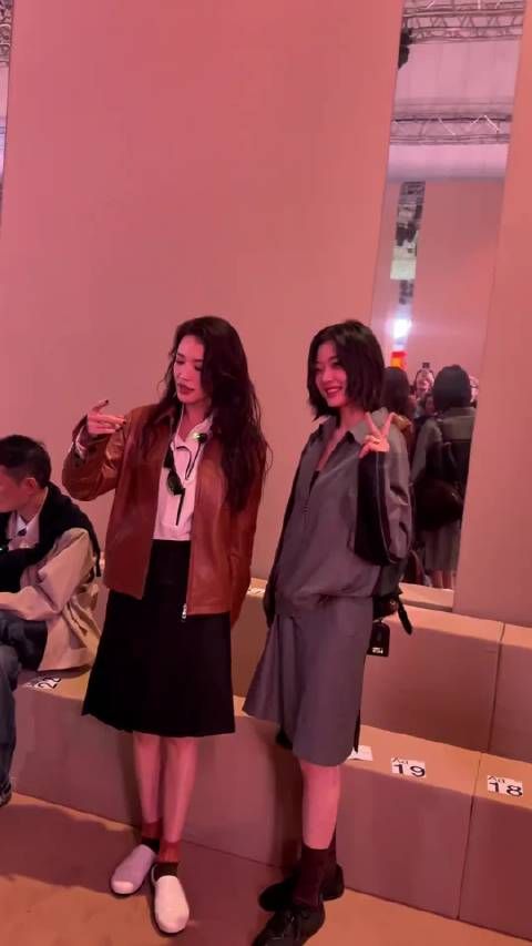 舒淇孙千米兰时装周同框，两代女神风格碰撞