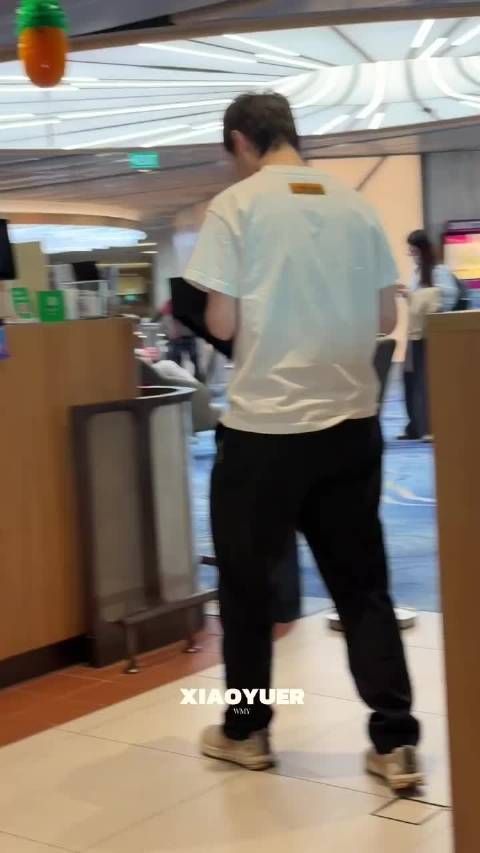 王曼昱出发还给买单呢,王总请客