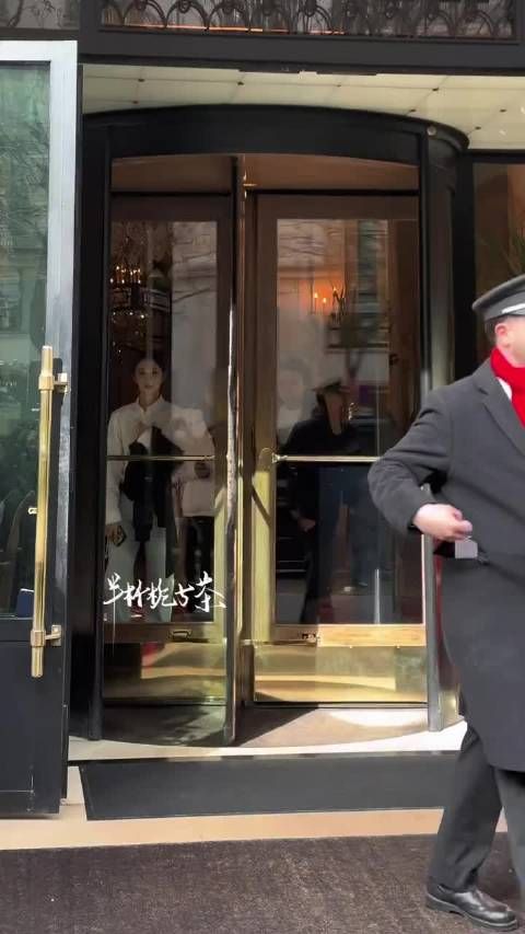 王楚然巴黎时装周穿牛仔裤白衬衫亮相