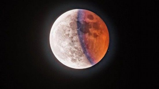 2022年11月8日，在北京昌平拍摄的月全食。新华社发（刘兵 摄）