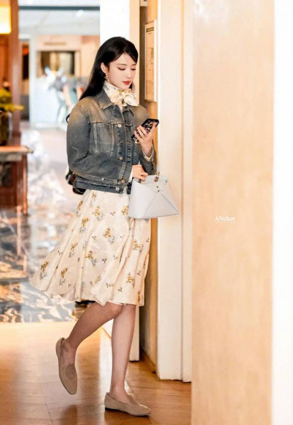 王楚然裙摆轻扬，随性优雅。