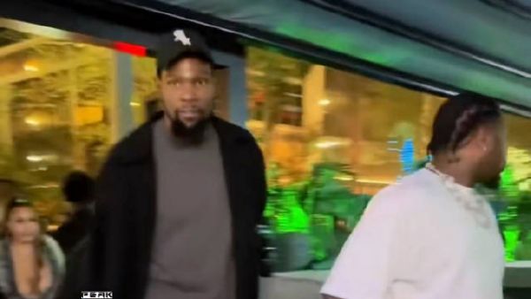 杜兰特被拍到与多位网红模特（雪兔女郎）一起进入餐厅约会