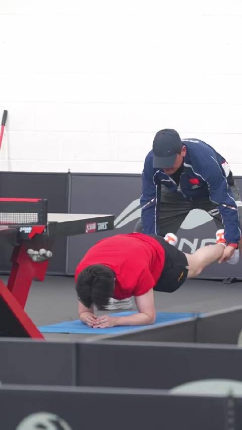 小斗变粉三步骤 1.先给宝宝点个赞 2.向宝宝招招手 3.宝宝踢腿要接住