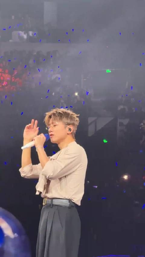 张杰的声线和唱功都是顶级的,每一句歌词都直击心底,说他的歌土我不同意