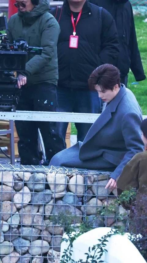 王安宇新剧男友力爆发,单手提起章若楠