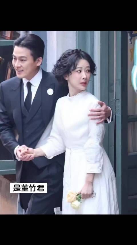 杨紫欧豪玉兰花开君再来的路透，民国造型杨幂卷发盘发，欧豪中分！好民国