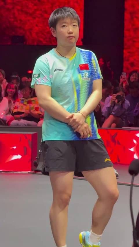 乖乖听翻译并给自己抓了个新发型，可爱的想大吃一口脸颊肉