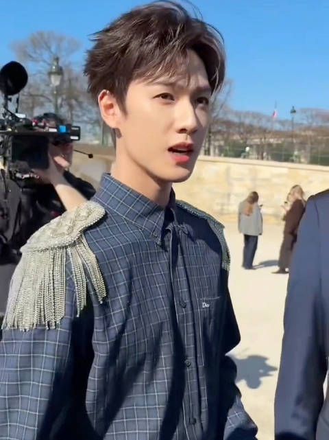 帅气亮相巴黎时装周!今天是优雅小王子吧!李昀锐lin