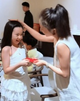 佟丽娅给小酒窝发压岁钱 两人贴脸拥抱超亲昵