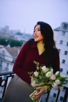 舒淇酒红针织衫气质温婉 手捧郁金香文艺氛围感拉满