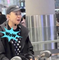 宋丹丹回国过元宵，两孙儿捧鲜花接机，与儿媳贴脸亲密，晚年幸福