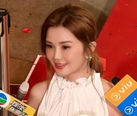 香港偶遇阿Sa，生图脸肿下巴凸一脸苦相，谈男友嘟嘴卖萌满脸幸福