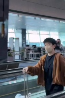 孙颖莎把机场变秀场，神清气爽的小魔王，以后多穿私服