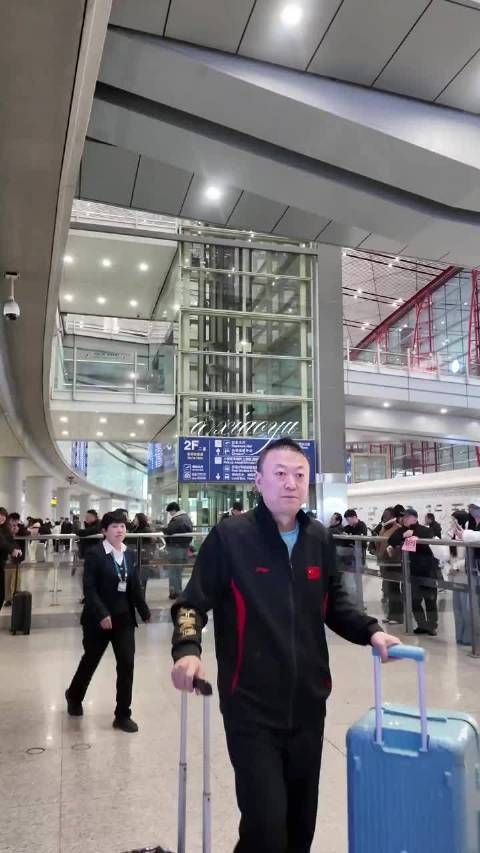 马琳的帅儿子来接机,马琳这是啥表情啊