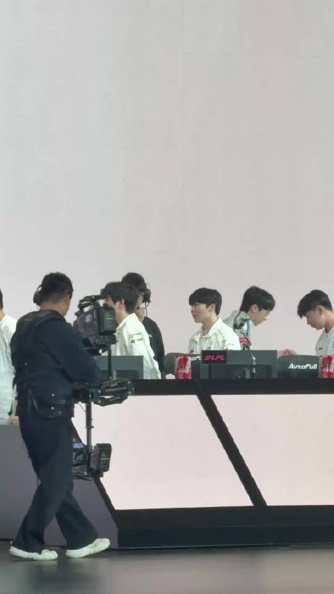 AL赢下比赛！Rookie把晶石交给Shanks