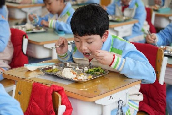 3月2日,首都师范大学附属小学三年级3班学生在进餐。新华社记者 谢晗 摄