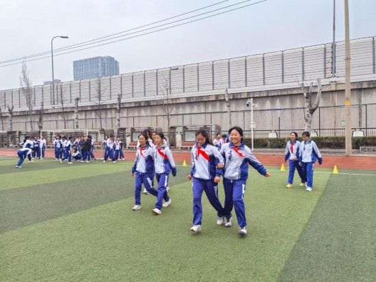 3月2日,北京市京源学校学生在进行体育运动。新华社发