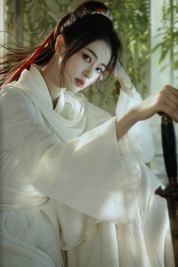 白鹿一手扶额一手握剑，尽显侠骨柔情。