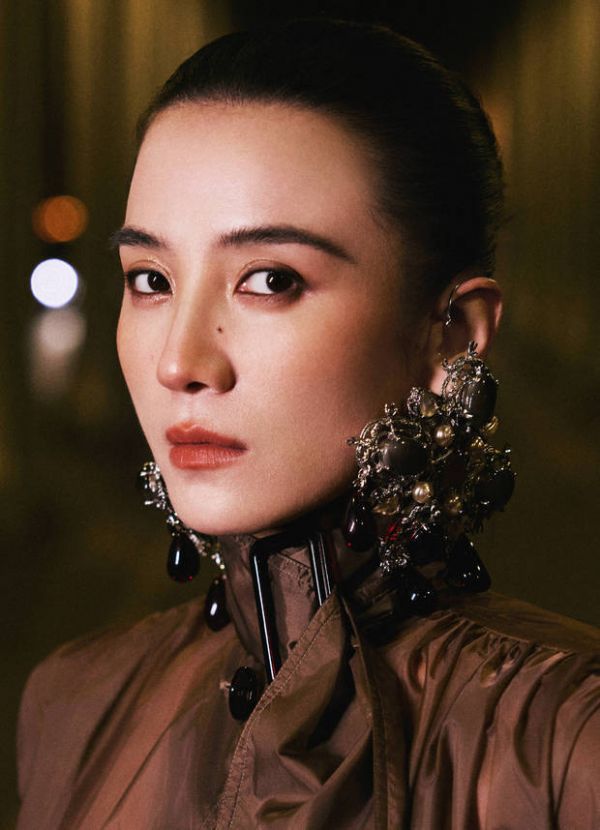 宋佳侧眸凝望,眼神锐利。