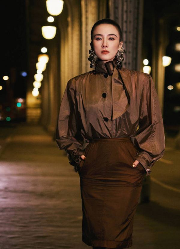 宋佳直视镜头,从容又矜贵。